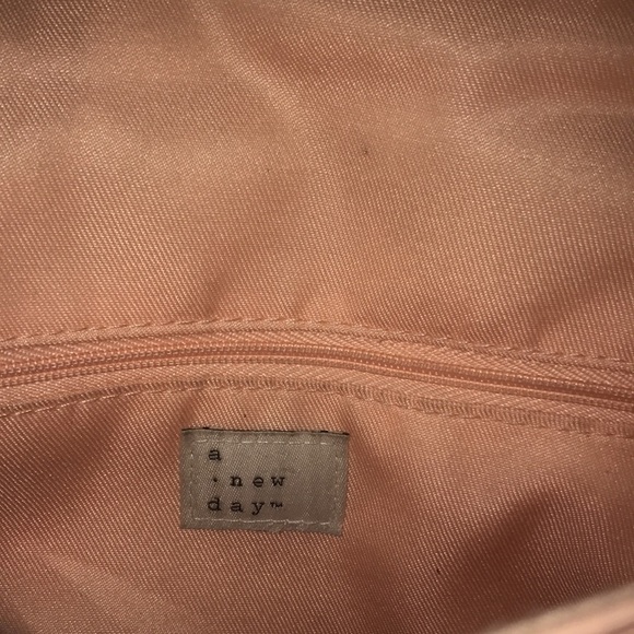 A NEW DAY quilted flap, magnetic closure gold chain and leather crossbody strap - Picture 4 of 8